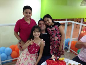 Márcio Amorim e os filhos - Murilo, Júlia e Luiza - em momento familiar